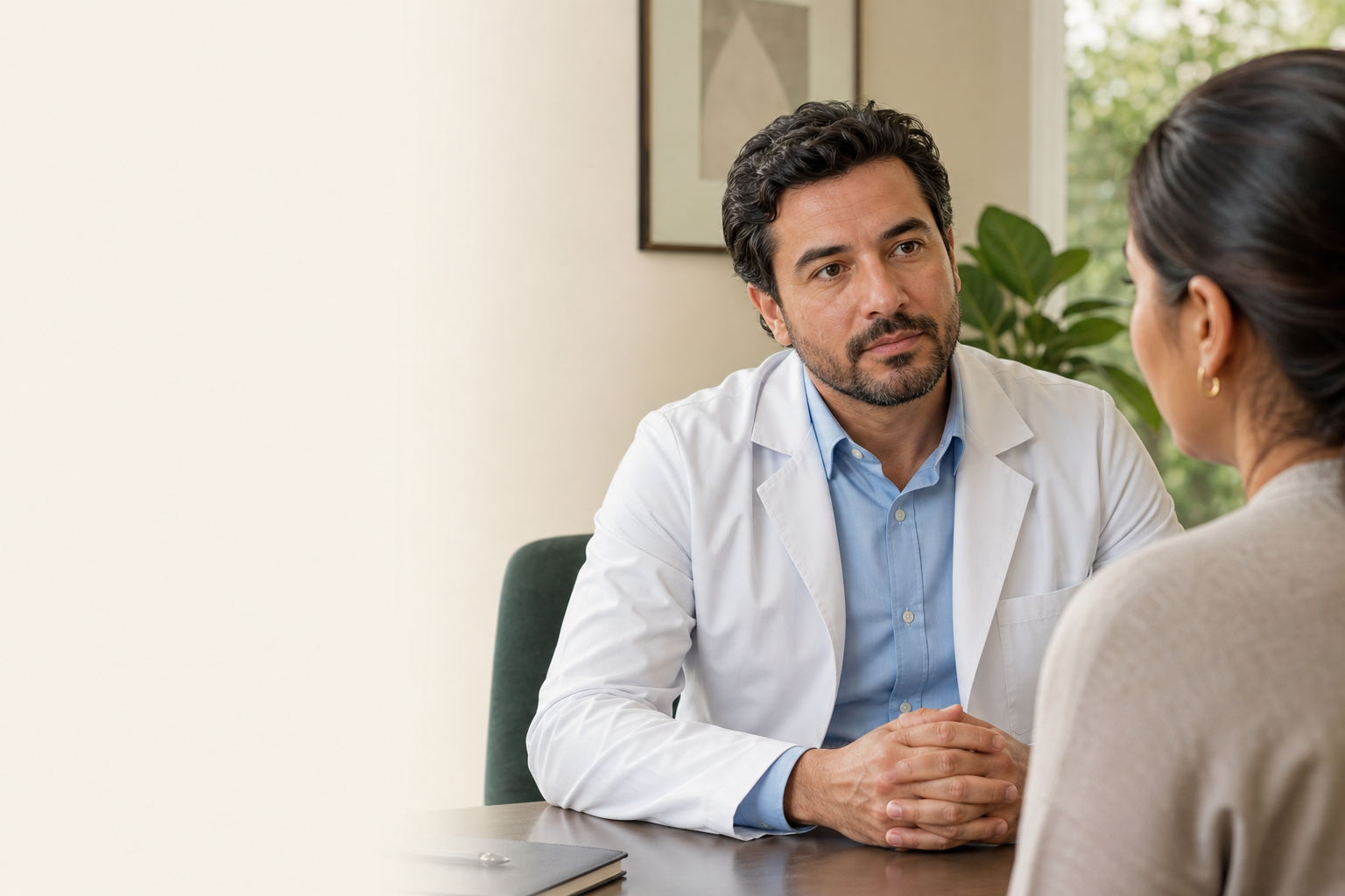 Médico escuchando atentamente a una paciente