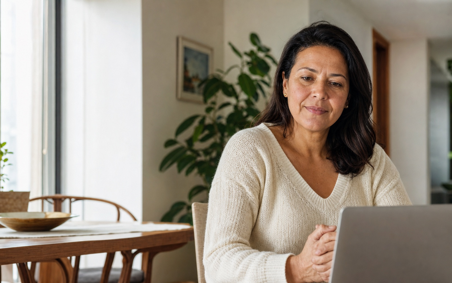 Paciente en Bogotá conversando con un profesional durante una consulta médica virtual